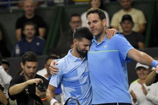 Juan Martin Del Potro (à droite) a fait ses adieux au monde du tennis lors d'une exhibition contre Novak Djokovic. KEYSTONE/AP/Gustavo Garello
